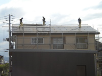 施工中
足場をかけて、これから屋根を葺き替えます