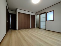 リビングとつながる主寝室は大きな窓のサンルームと書斎を併設しています。