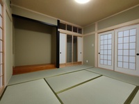 ８帖和室。６尺幅のお仏壇スペースは４枚建戸（中央２枚をガラス戸）。