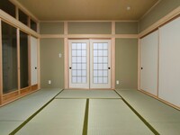アクリル和紙障子から玄関ホールにやわらかな光が差し込む襖戸。