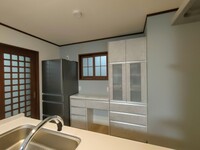 室内窓（キッチン側）。収納カウンター上の家電を考慮して高めの配置。換気にも有効です。