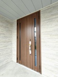 完了① 玄関ドア外観
ドア本体と子扉､バランスよくスリットの入ったデザイン(LIXILジエスタ)。天井までの高さで高級感があります。