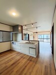 元のキッチンと和室６畳と広縁をつなげて１９畳大の広いスペースに。開放感のある広縁の９尺窓はそのままにして内窓設置しました。