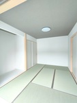 白で統一したシンプルモダンたたみルーム。