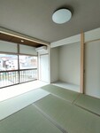 幅広窓の広縁と一体で使える開放感のあるたたみルームに。