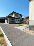 今まで使っていた平板ブロックやレンガは廃棄せずに犬走のまわり､花壇の押えに再利用しました。