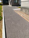 安田瓦のＲテコラは黒っぽいので､和風のお住いの(庭)に合います。雨が降ると全体に黒く見えます。