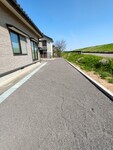 歩くと音がするので防犯上の抑止効果があります。
粒が小さいので均しておくと足跡が残ります。