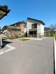 納戸前は陽当たりも良く外水栓もあるので､土を残して小さな花壇にしました(３ｍＸ４ｍ)。