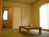 素材にこだわった襖と壁のシンプルな和室。