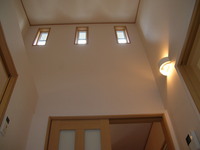 吹き抜け。
３連の高窓から光を採り入れ、家の中心はいつも明るい空間に。