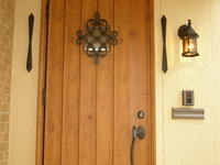 玄関ドアまわり
ブラックアイアンで飾りました。
外のアプローチ(ﾈｰﾑﾌﾟﾚｰﾄ)とお揃いで。