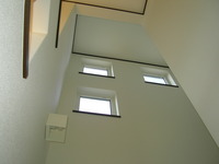 階段ホール吹き抜け。
屋根まで続くタテの空間。
デザイン窓から明りが差し込みます。