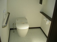 広くゆったりしたトイレスペース。
掃除のしやすい床材を使用しています。