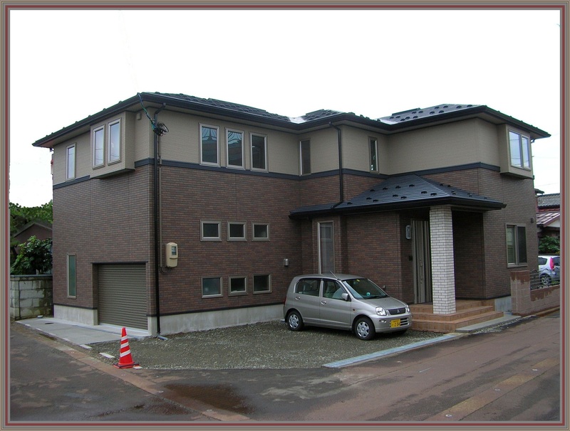 長岡　小千谷　デザイン住宅　注文住宅　インナーガレージ
高級住宅　ツーバイフォー　白タイル　タイル外壁　中二階
ロフト　インナーガレージ１台　広い納戸　小屋裏納戸
３連窓　リビング吹き抜け(高断熱住宅)