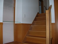 階段
玄関ホールから上る階段。
広い踊り場は中２階収納の入口です。
左手は大きな窓とガラス板の飾り棚。