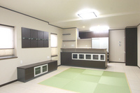 LDK：床はワンちゃんの足に優しいペット対応タイル貼り（床暖房入）、中央に畳スペース。明るい床と対照的にｷｯﾁﾝ､建具､家具､ｶｳﾝﾀｰ等は落ち着きのあるﾀﾞｰｸｶﾗｰで統一。