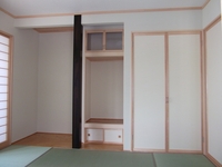 シンプルな大壁和室。
床の間をフラットにしています。