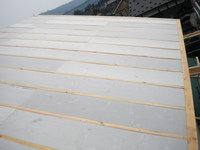 ウレタン断熱材の敷込み。
電熱パネルの熱を効率よく屋根面に伝えるために隙間なく。