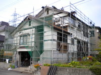 工事開始。
屋根工事は天気予報をにらみながら。
屋根解体～完了まで ４日間の工程です。