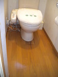 築10年。
トイレ床の汚れ（シミ）が気になるように。
小さな男の子がいるとどうしても。。。