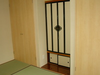 【和室】施工後
ご両親の寝室を兼ねる部屋に。
床の間を押入れに改修しました。