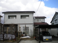 施工前。
外壁は南面と西面に傷みが目立ちました。