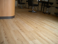 フロアー（複層ビニル床タイル）
耐摩擦性に優れた床です。
2.5ｍｍ厚（表面ｸﾘｱ層0.4ｍｍ）
汚れが付着しにくく、
また汚れても落とし易くなっています。