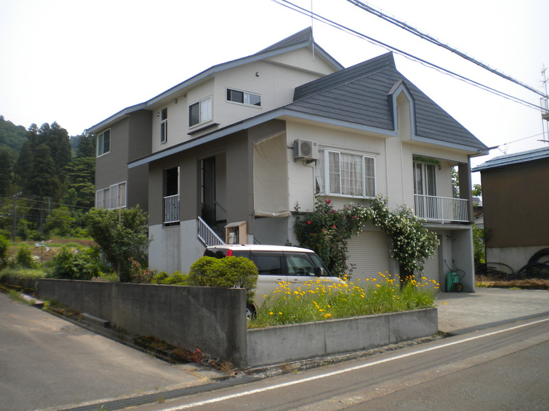 外壁　張替え　塗装　小千谷市　長岡市　ガーデニング　リフォーム　白い外壁
高床式　まるごとリフォーム　全面リフォーム　基礎塗装(全面リフォーム)