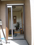 【施工中】
既設枠をそのままに施工可能なカバー工法。