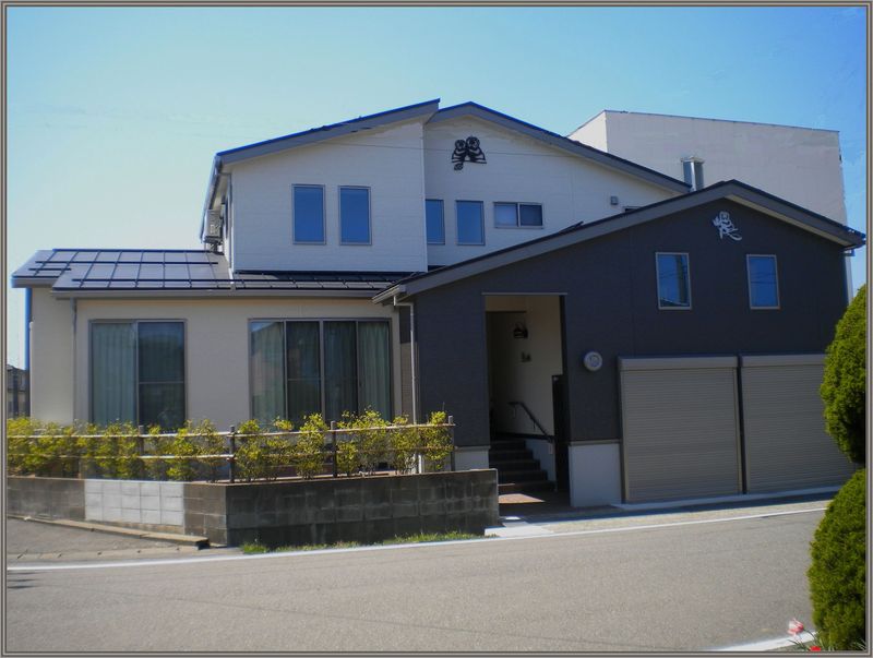 高気密　高断熱　ツーバイフォー　柏崎市　インナーガレージ　アプローチ　タイル　白い外壁　妻飾り　オーダー　アイアン　オーダー妻飾り　サーモス　アルミシャッター　小屋裏納戸(高断熱住宅)