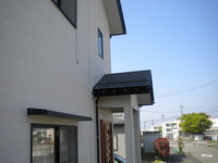 とてもきれいな外壁になりました。
汚れに強い金属製。しばらくは大丈夫