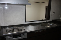 壁タイルを撤去して撥油・撥水加工の高性能キッチンパネルに。