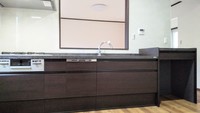Ｗ２５５０のキッチンにオープンタイプのハイフロアキャビネットを並べて設置しました。大きなゴミ箱が入って足元がスッキリ広々です。