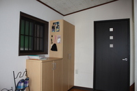 今まで使っていた玄関収納はホールに移設しました。郵便物、車のキーなどを置く台として活用。室内採光窓でホール横のサンルームからあかりと風を取り入れます。すりガラスで洗濯物が見えないように｡｡