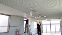 【工事中】天井塗装。壁の水性塗料はSKフレッシュ（アクリル樹脂エマルション）。ホルムアルデヒド吸着機能があり低臭設計です。