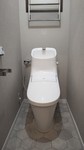 トイレは和便器から洋便器に取替え。背面の可動棚、ペーパーホルダーはオーナー様こだわりのステンレス製。