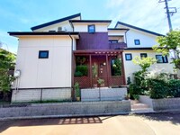 白く大きな壁と幾重にも見える屋根が目を引く佇まいです。