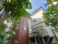 中土間はリビング～開閉式屋根付きウッドデッキからつながっています。住宅地にありながら完全なプライベート空間です。