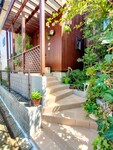 パーゴラ屋根､ラティス手摺の隙間から注ぐ陽の光が柔らかに感じます。
