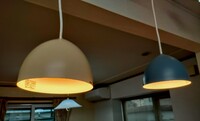 流し元照明はカラーを違えたペンダントタイプ。