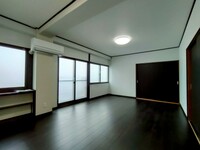 フロストガラスで明るさとプライバシー確保の両立。