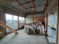 【解体工事】畳撤去､天井･床解体(床はコンクリートスラブ)。
床の間や窓下の地袋も撤去し床が広く感じられるます。