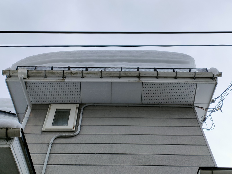 屋根雪落下　雪庇　つらら　屋根雪落下防止　落雪　落雪危険　雪庇防止　落雪被害　落雪トラブル(屋根リフォーム)