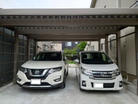 間口5.5ｍ。普通車と軽自動車でちょうどよい間隔です。