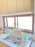 内窓設置（キッチン出窓）
物を置くには便利な出窓も手が届きにくく掃除が大変。内窓設置で断熱優先。キッチンの小物は収納の充実した新しいキッチン内に。