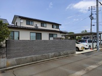 組積用カラーブロック「ラグゼ12」(ﾏﾁﾀﾞｺｰﾎﾟﾚｰｼｮﾝ)
土留めを兼ねたブロック塀はシックなカラーと横のラインが落ち着いた雰囲気を出しています。